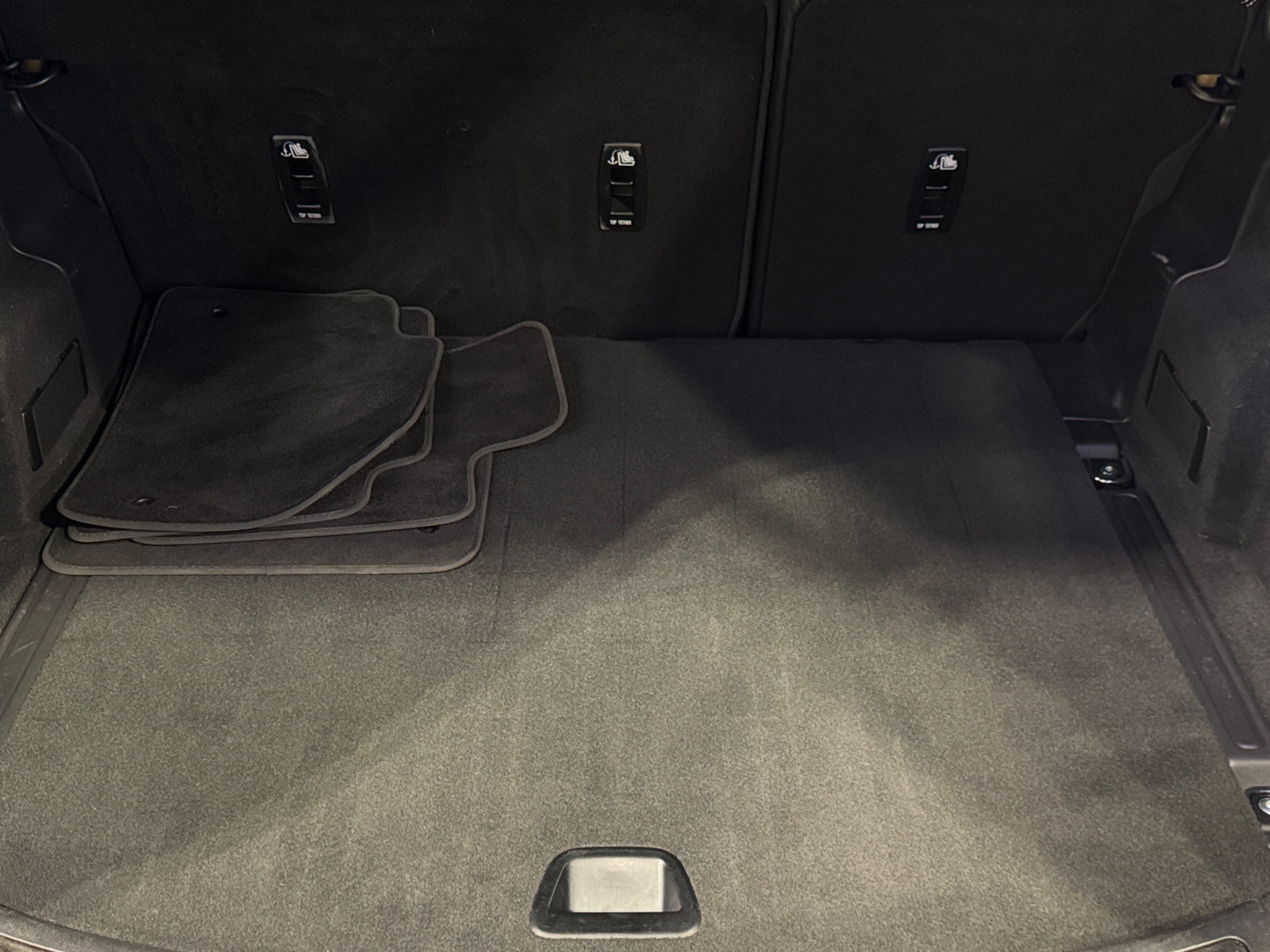 Thumbnail: 2023 Land Rover Discovery Sport - 7