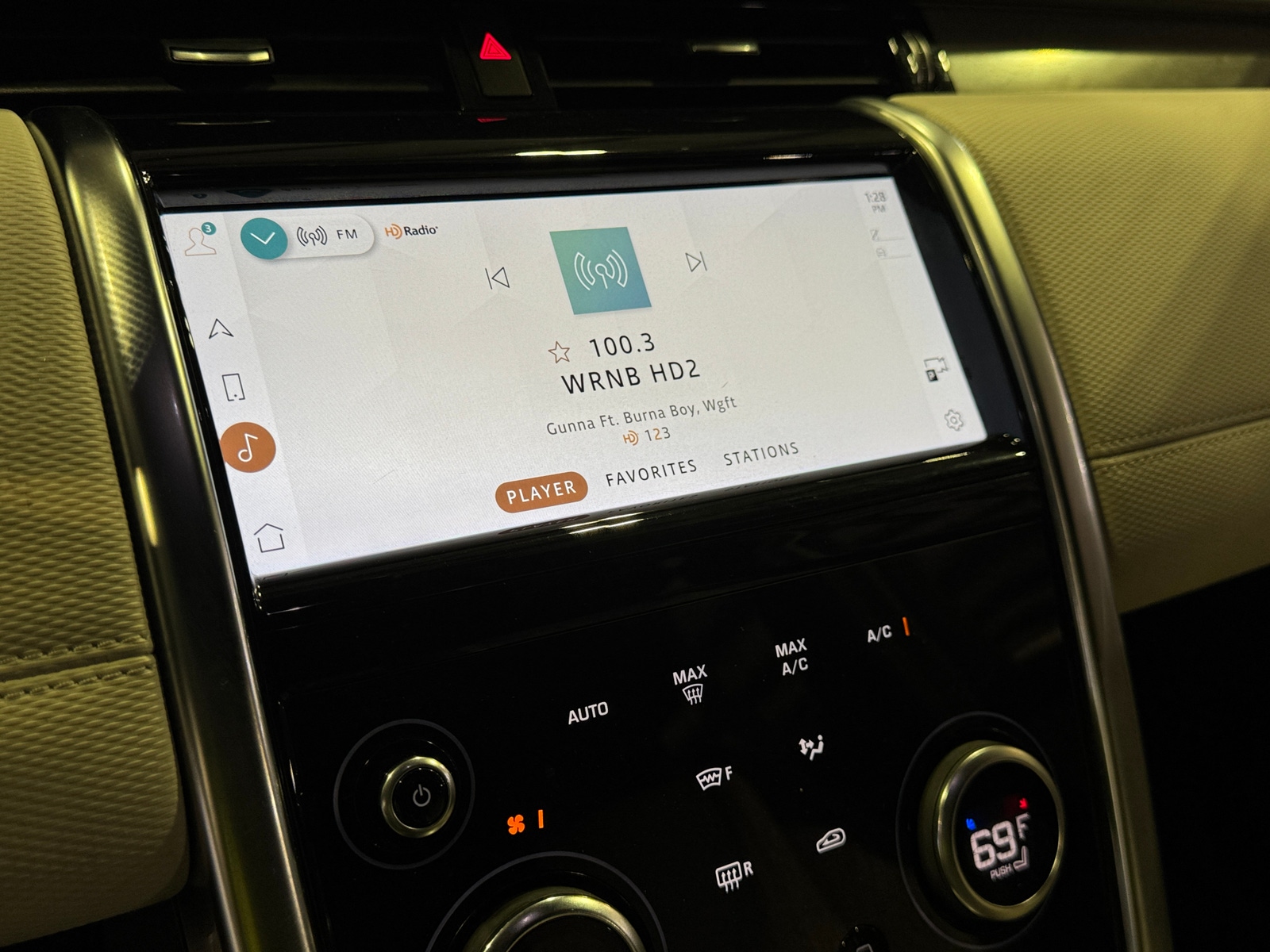 Thumbnail: 2023 Land Rover Discovery Sport - 4