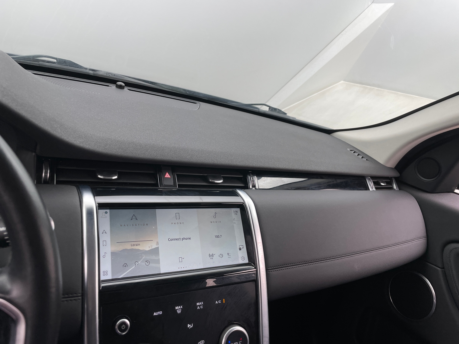 Thumbnail: 2021 Land Rover Discovery Sport - 3