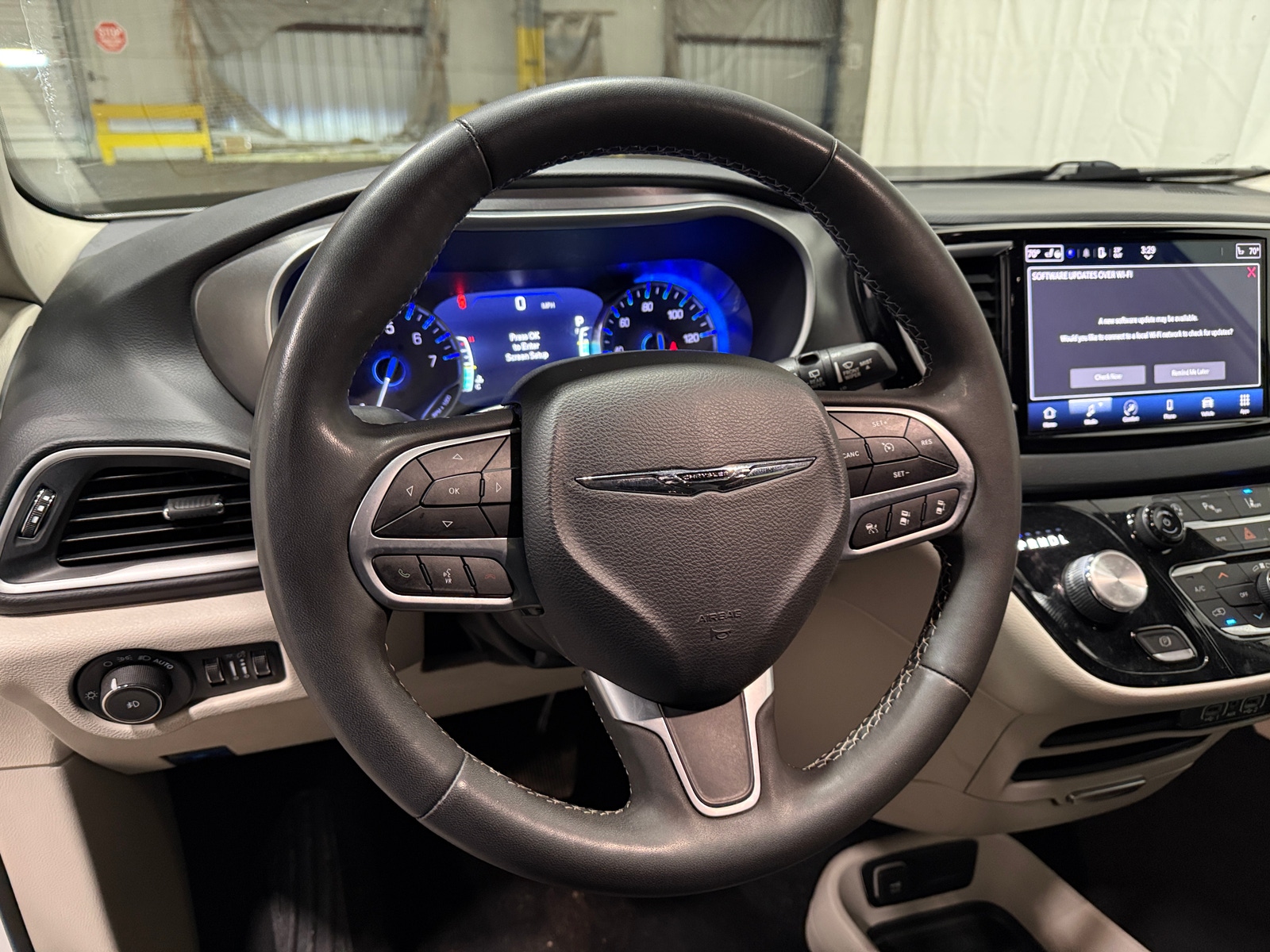 Thumbnail: 2023 Chrysler Pacifica - 4