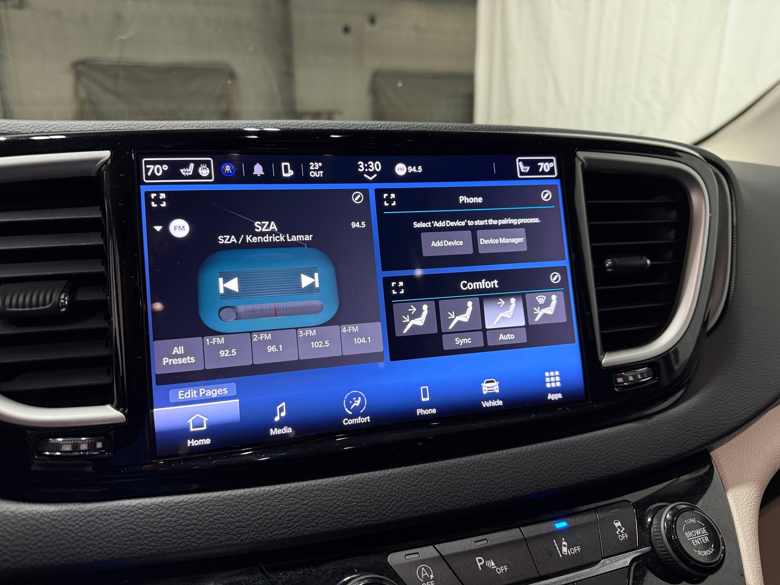 Thumbnail: 2023 Chrysler Pacifica - 3