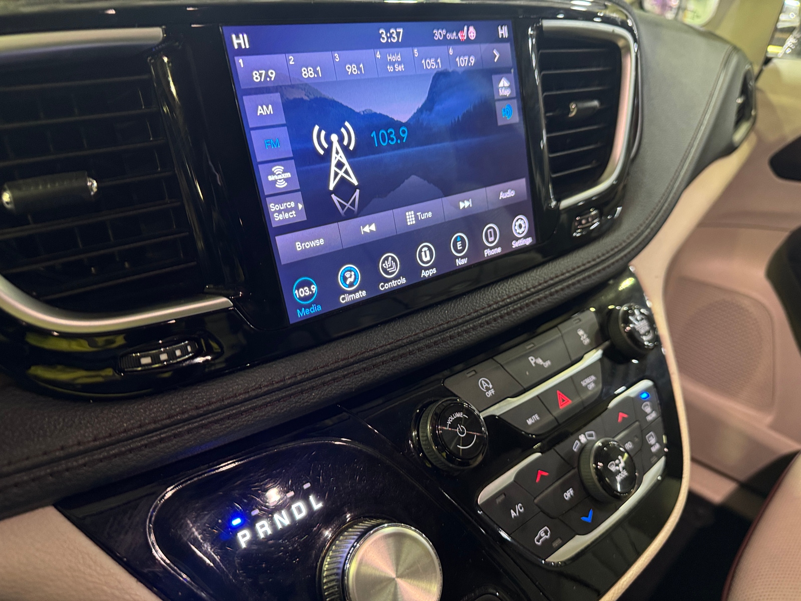 Thumbnail: 2019 Chrysler Pacifica - 3