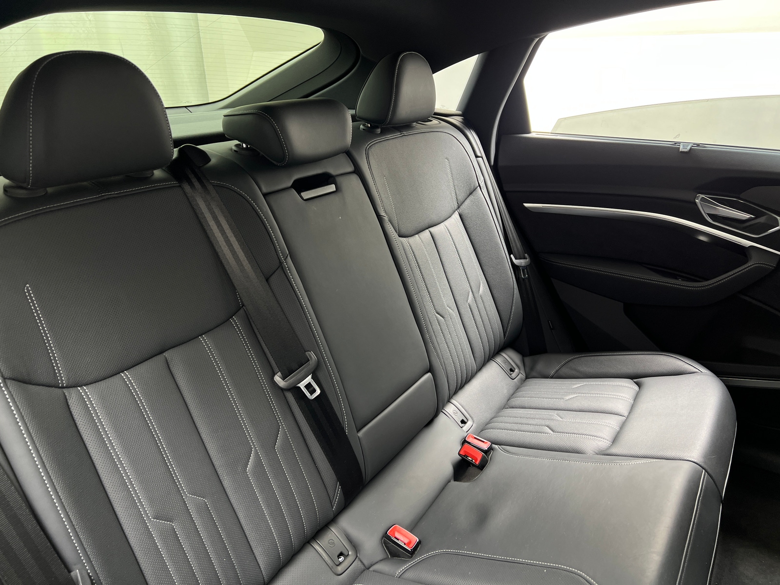 Thumbnail: 2022 Audi e-tron S - 5