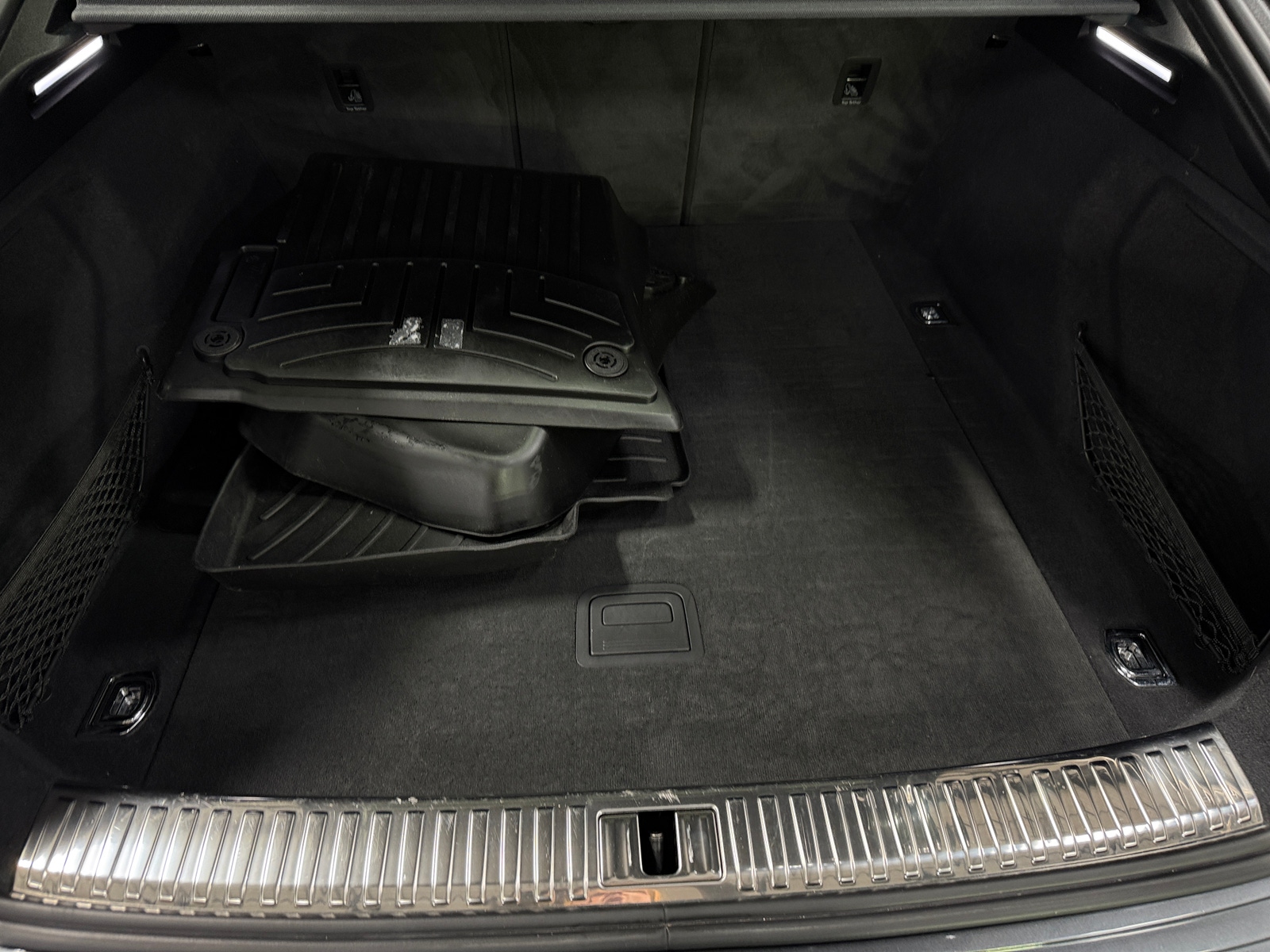 Thumbnail: 2022 Audi e-tron S - 6