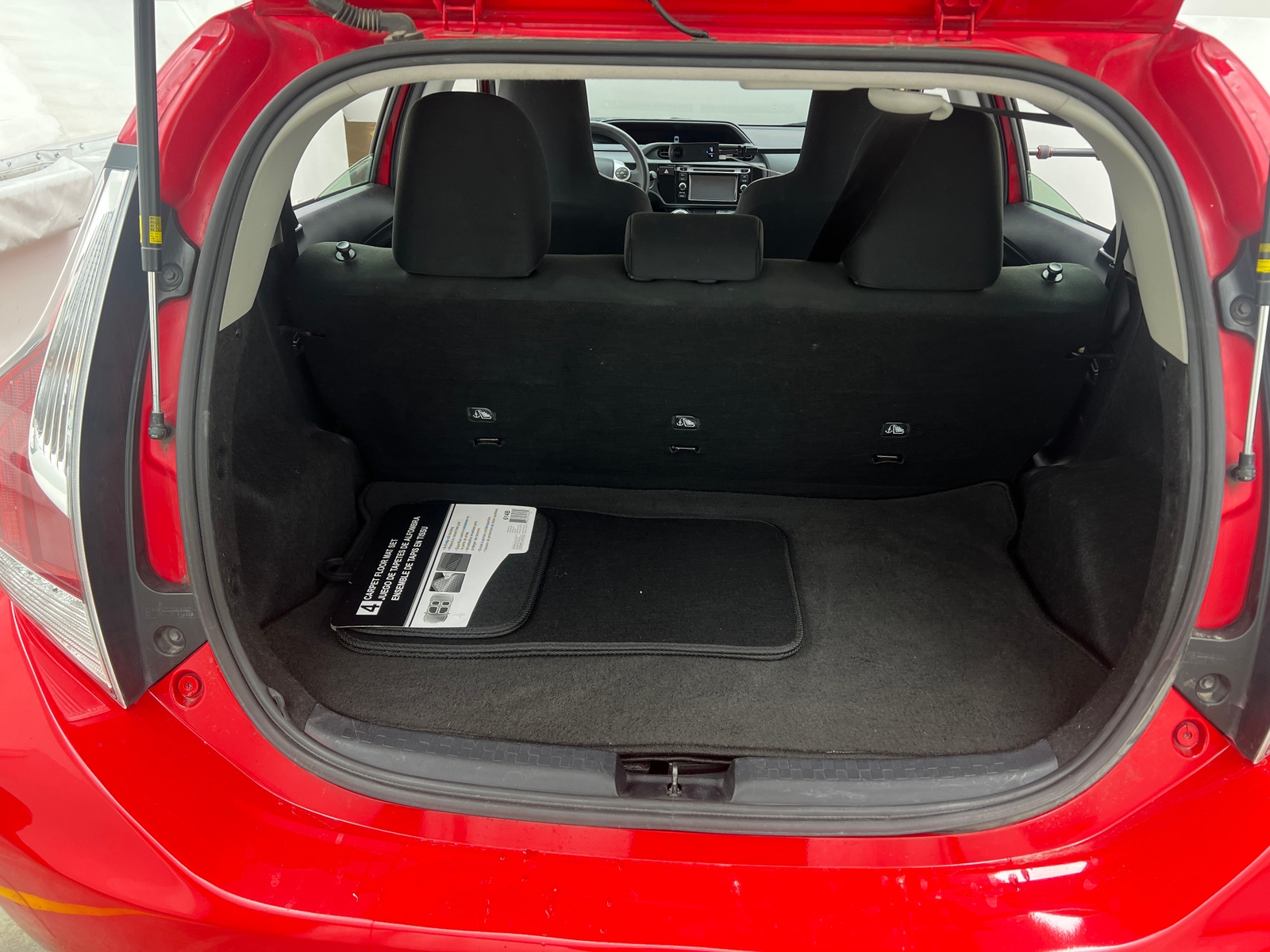 Thumbnail: 2015 Toyota Prius c - 7