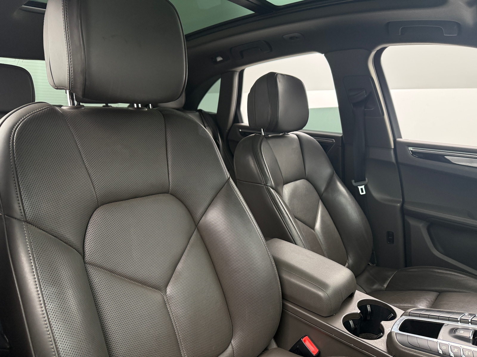 Thumbnail: 2016 Porsche Macan - 2