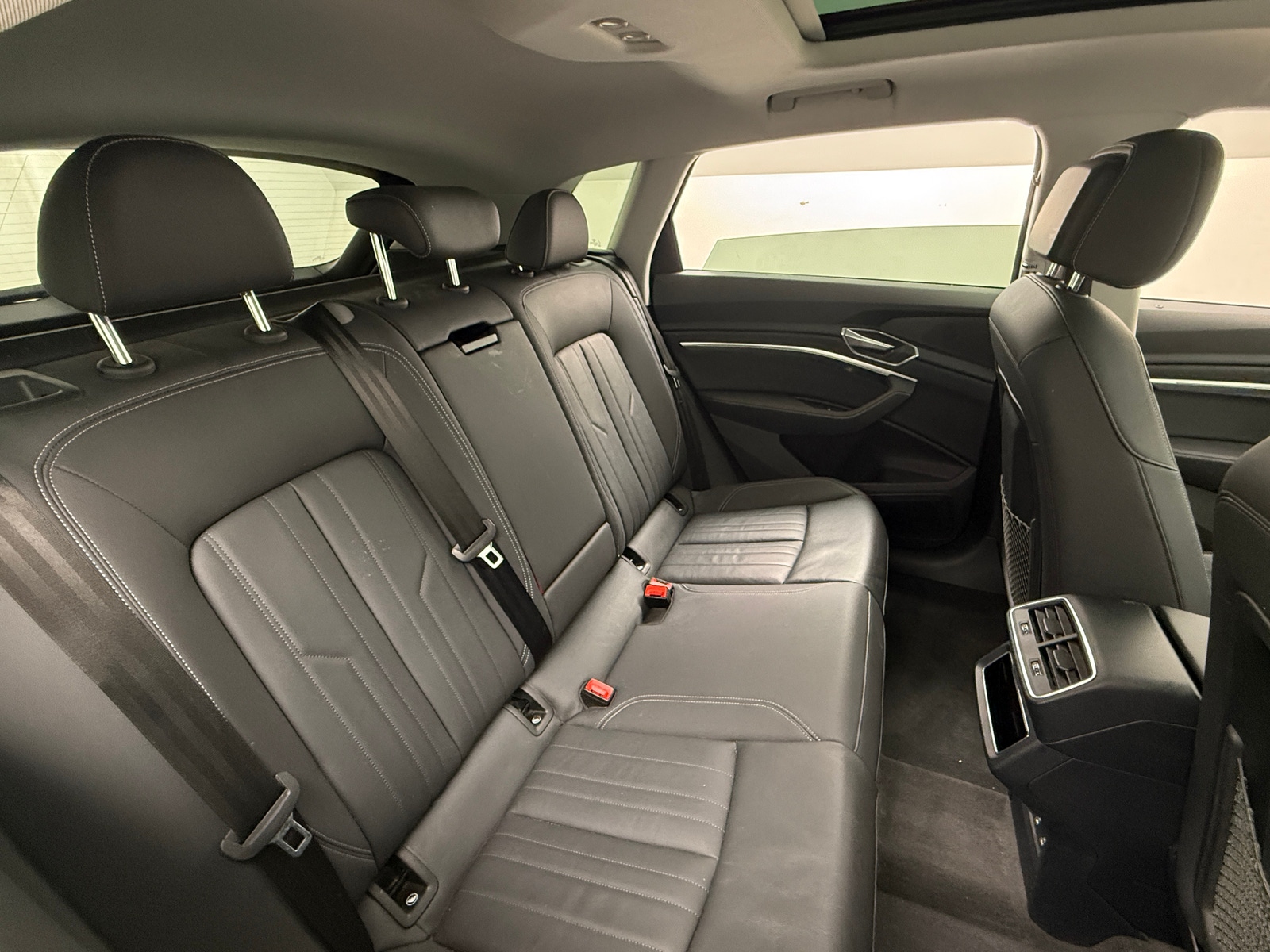 Thumbnail: 2022 Audi e-tron - 5