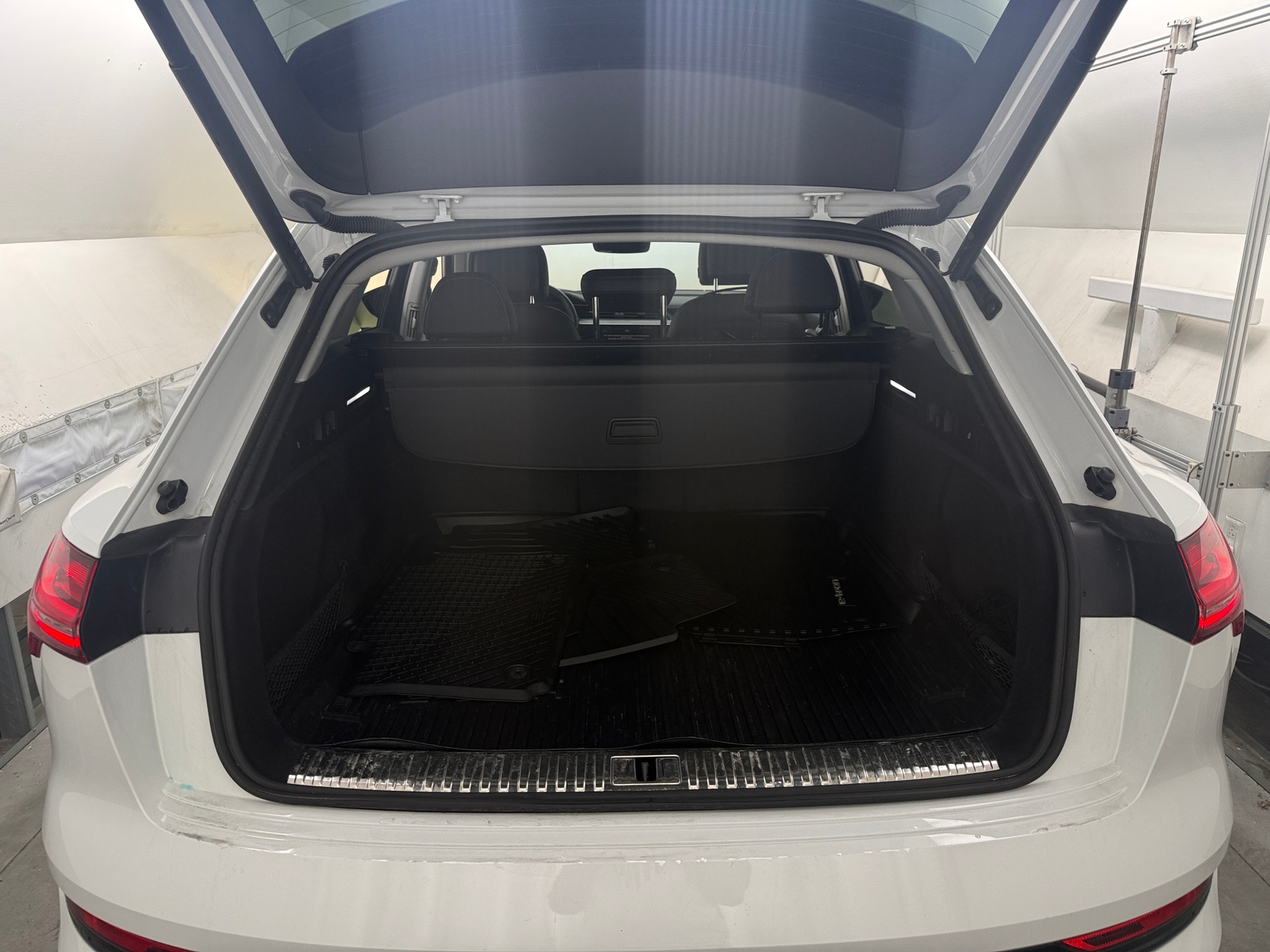 Thumbnail: 2022 Audi e-tron - 6