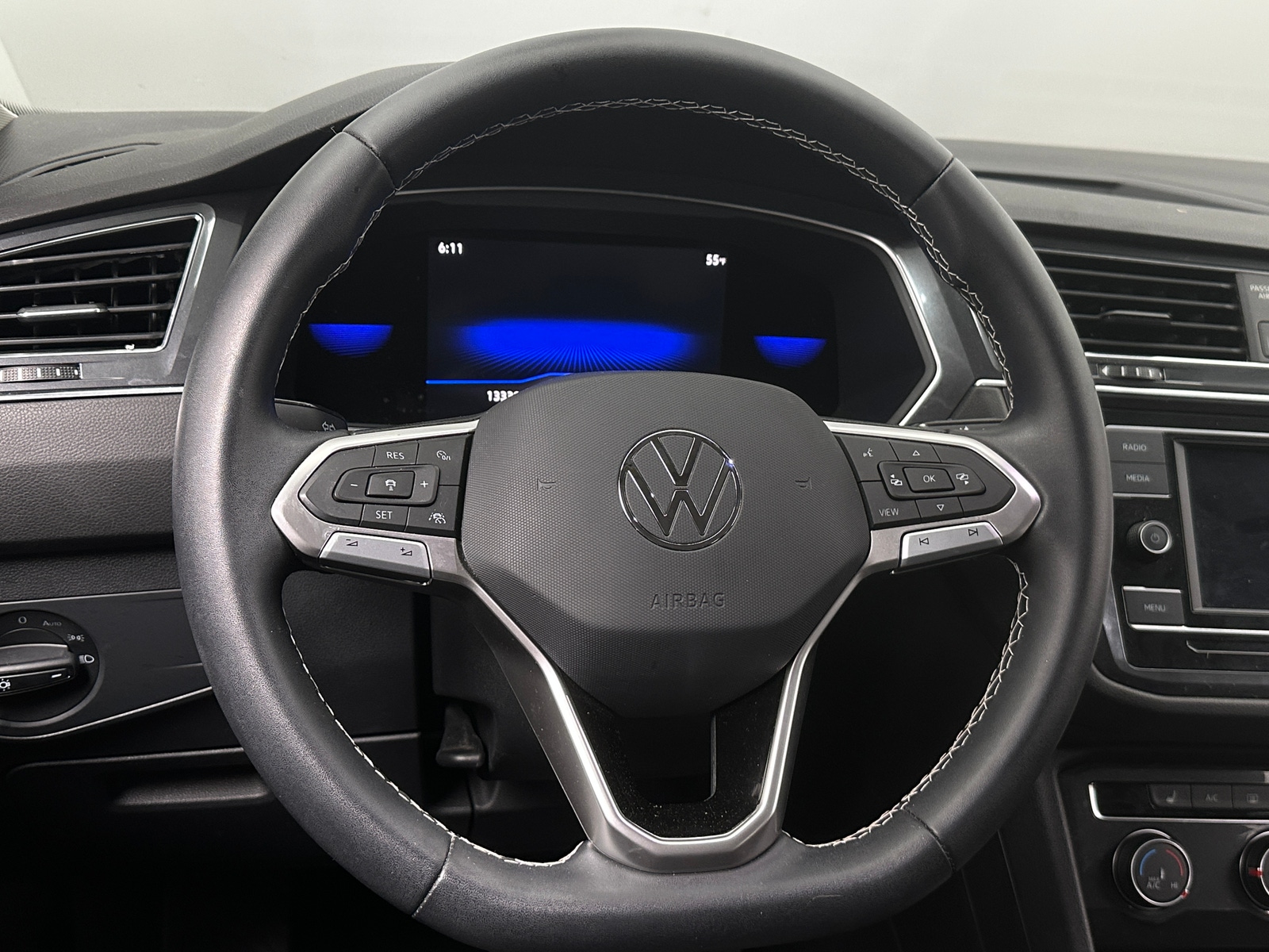 Thumbnail: 2023 Volkswagen Tiguan - 5