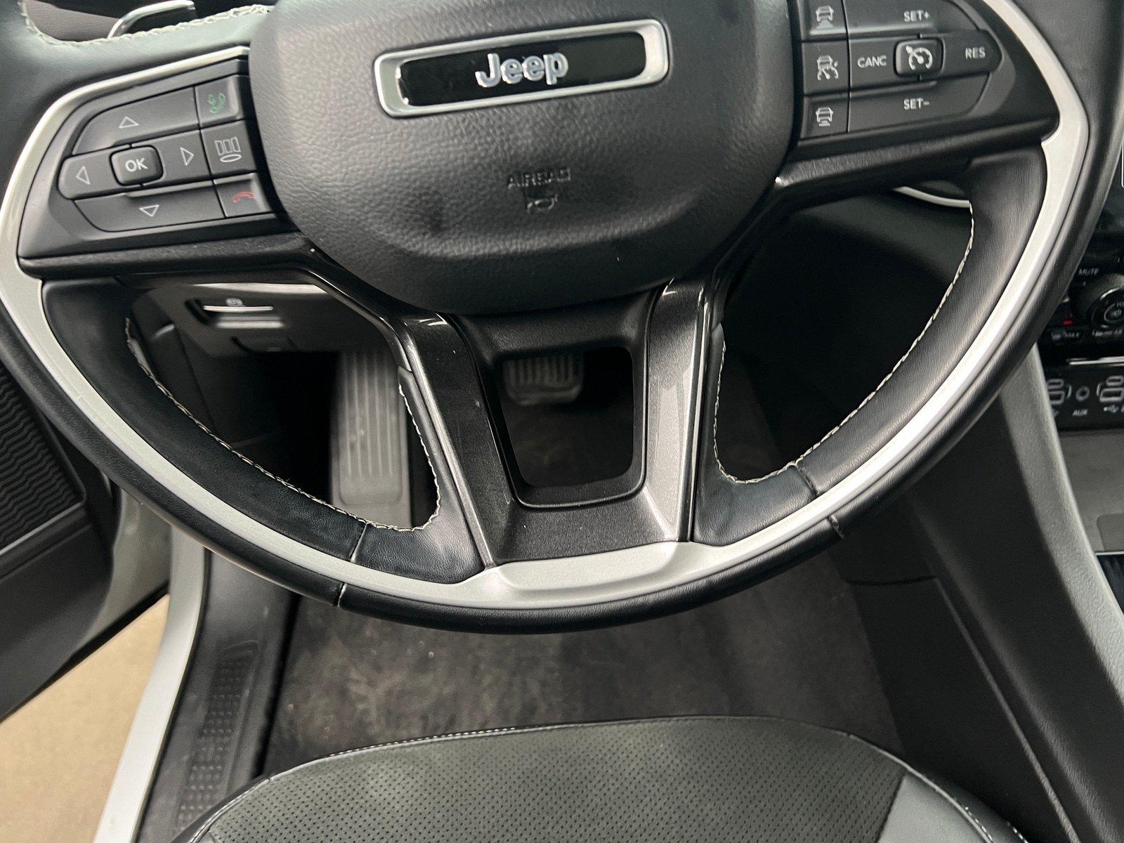 Thumbnail: 2022 Jeep Grand Cherokee L - 4