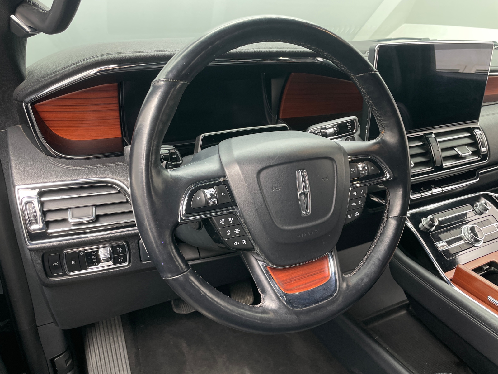 Thumbnail: 2024 Lincoln Navigator - 4