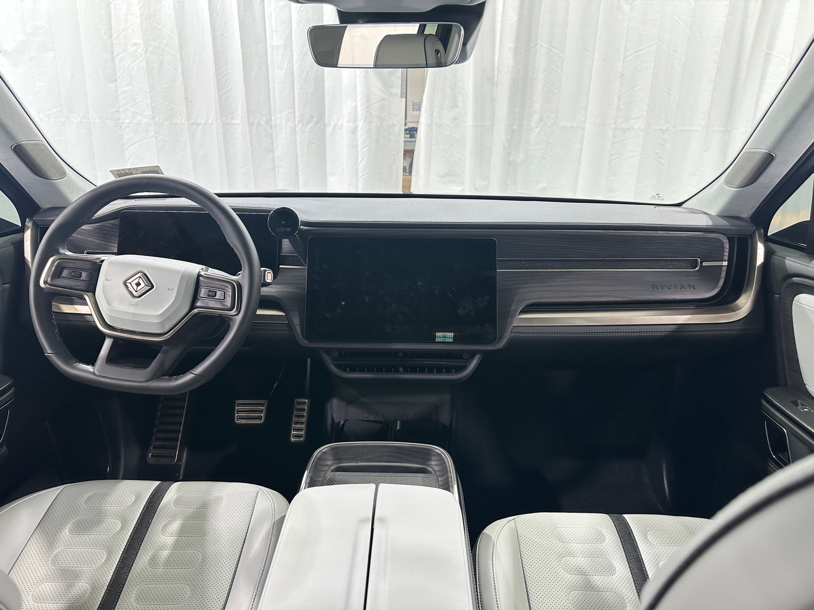 Thumbnail: 2024 Rivian R1S - 2