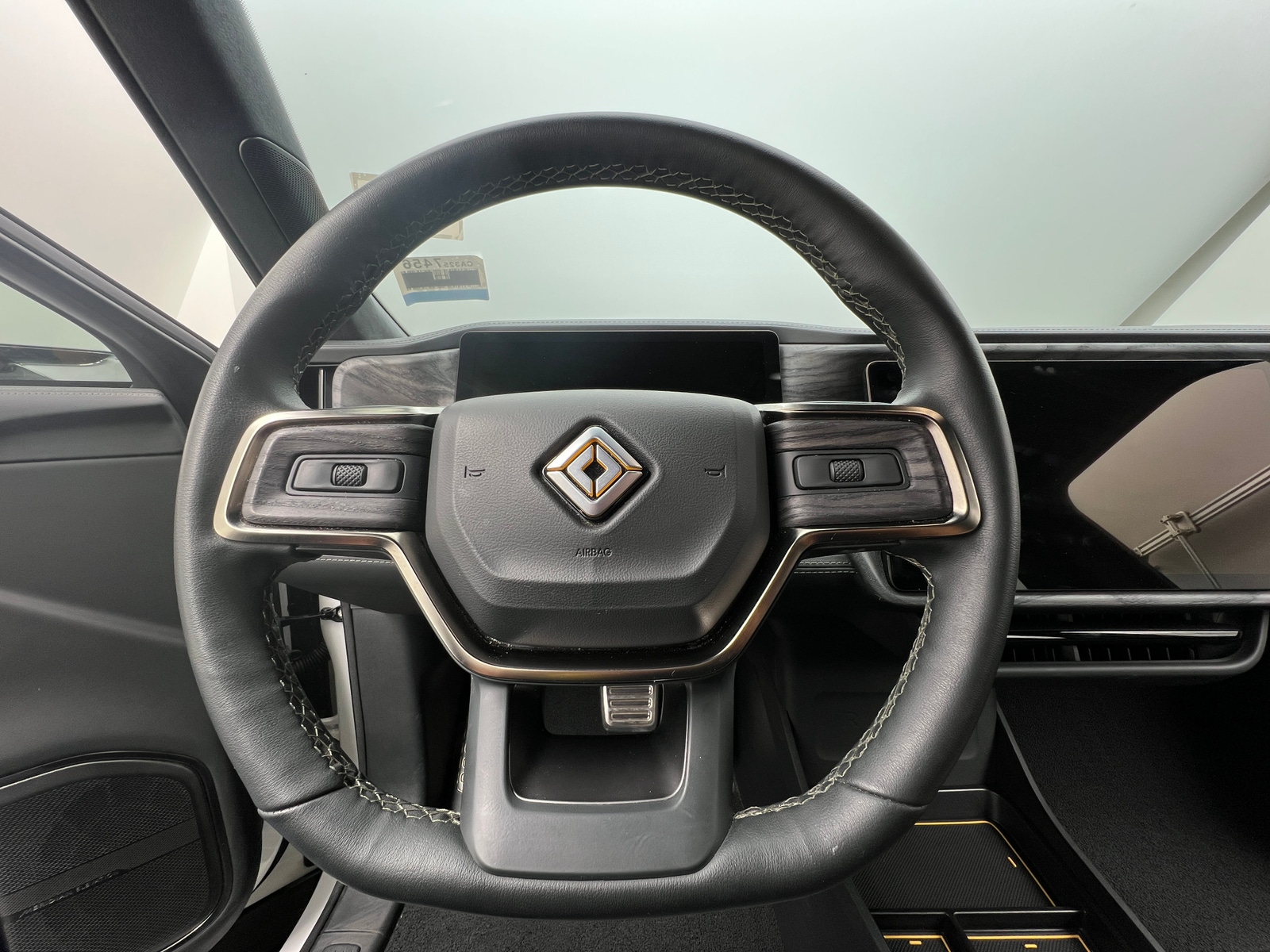 Thumbnail: 2022 Rivian R1S - 4