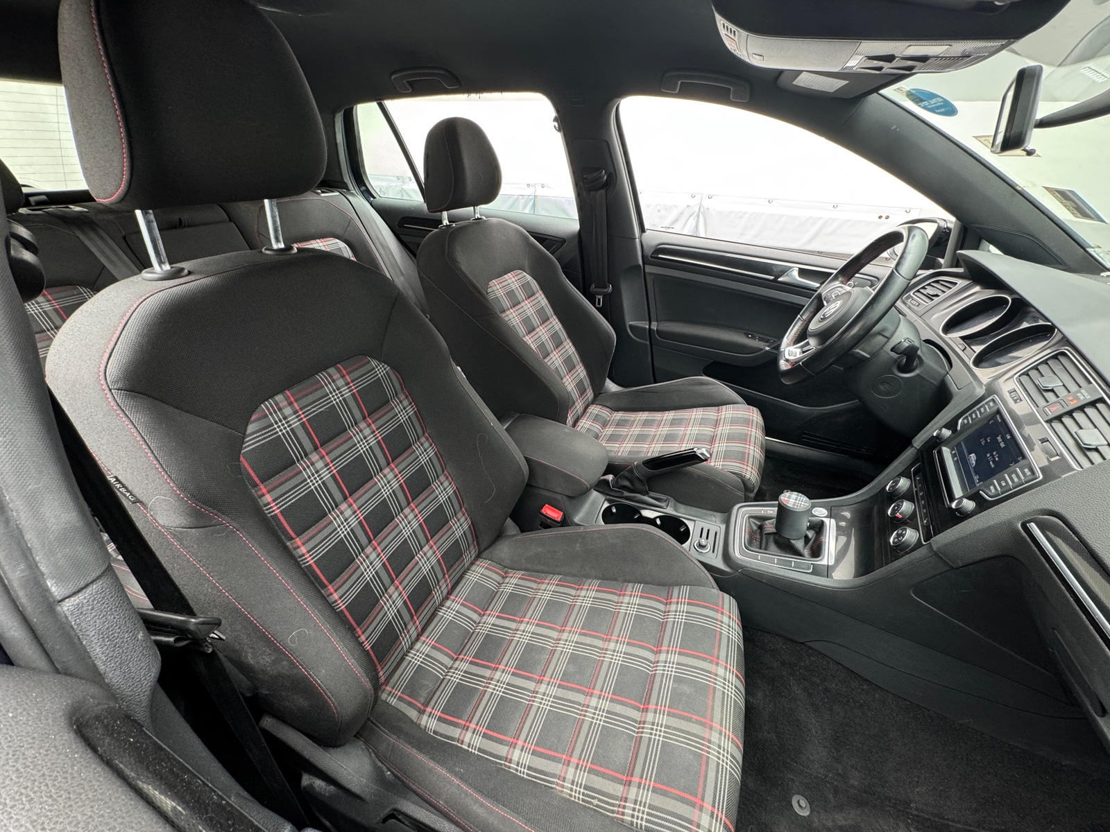 Thumbnail: 2017 Volkswagen Golf - 2