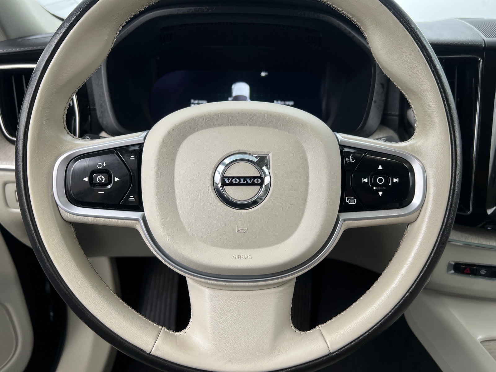 Thumbnail: 2022 Volvo XC60 - 4