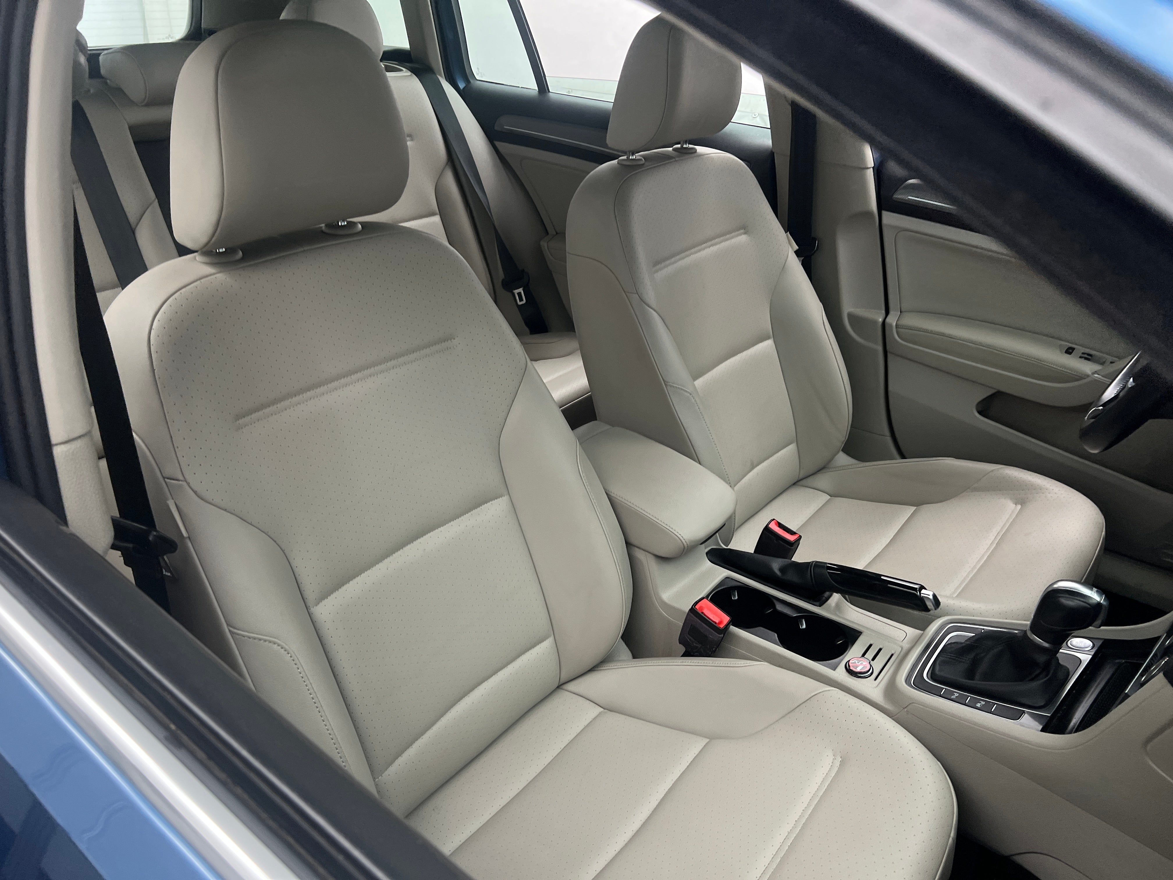 2017 Volkswagen Golf Alltrack - Image 1