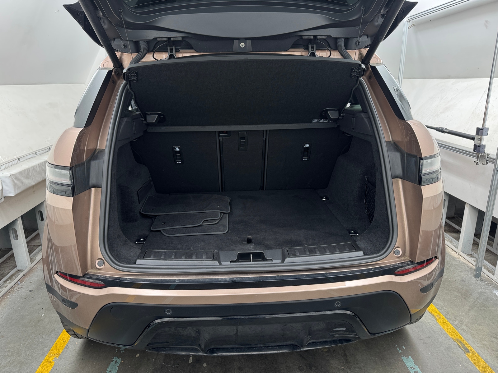 Thumbnail: 2024 Land Rover Range Rover Evoque - 6