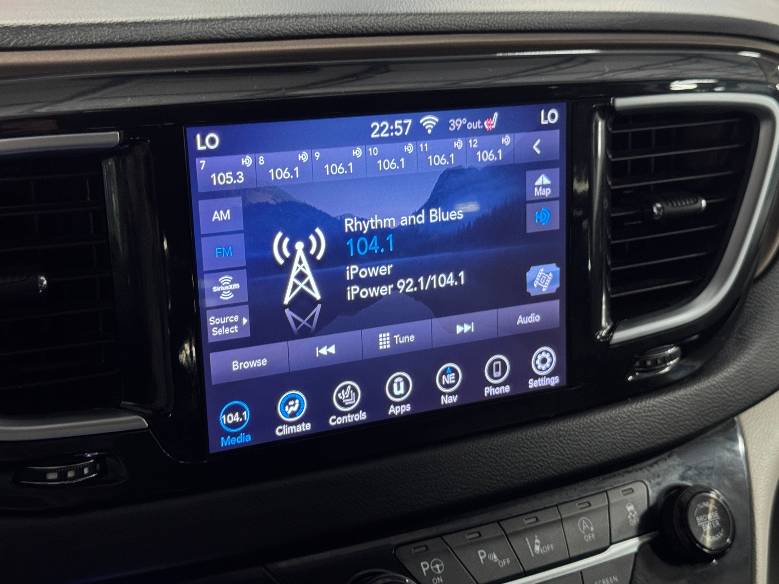 Thumbnail: 2019 Chrysler Pacifica - 3