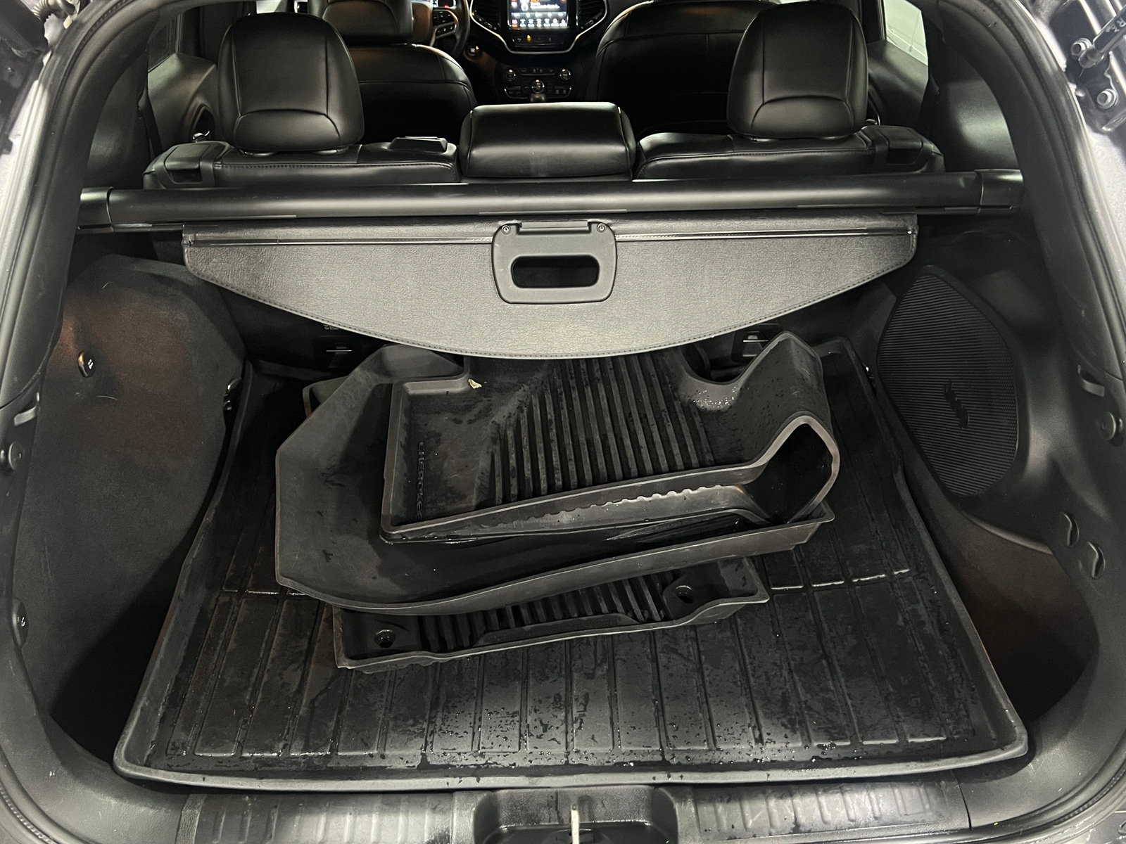 Thumbnail: 2019 Jeep Cherokee - 6