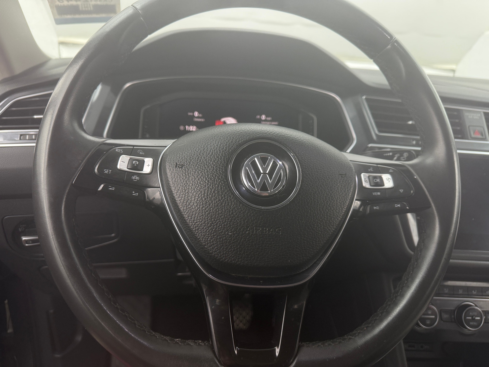 Thumbnail: 2020 Volkswagen Tiguan - 4