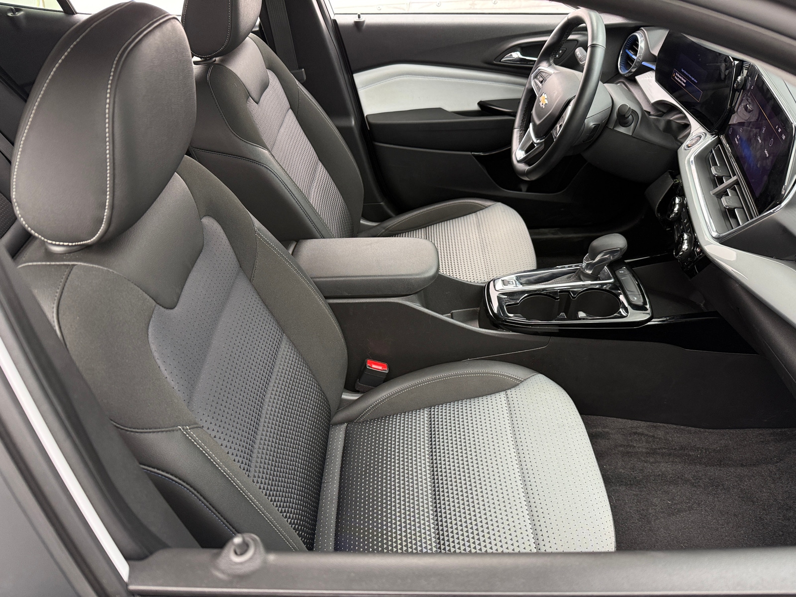 Thumbnail: 2025 Chevrolet Trax - 2