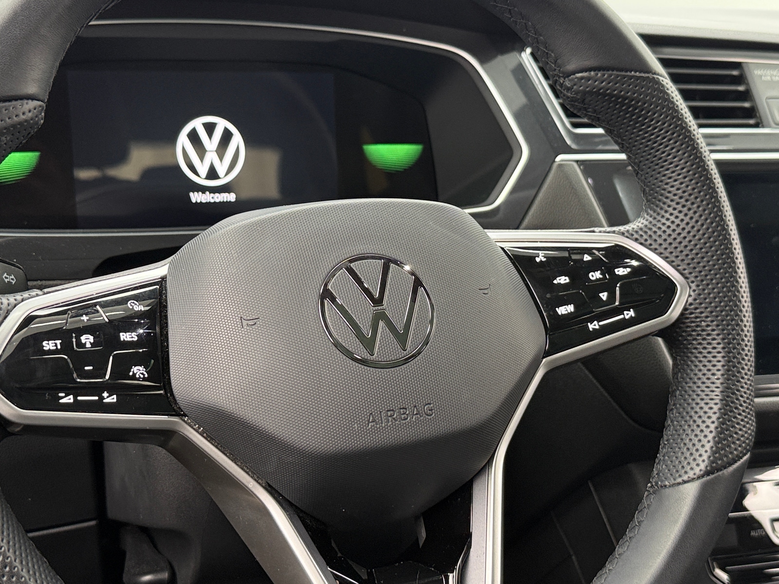 Thumbnail: 2023 Volkswagen Tiguan - 4