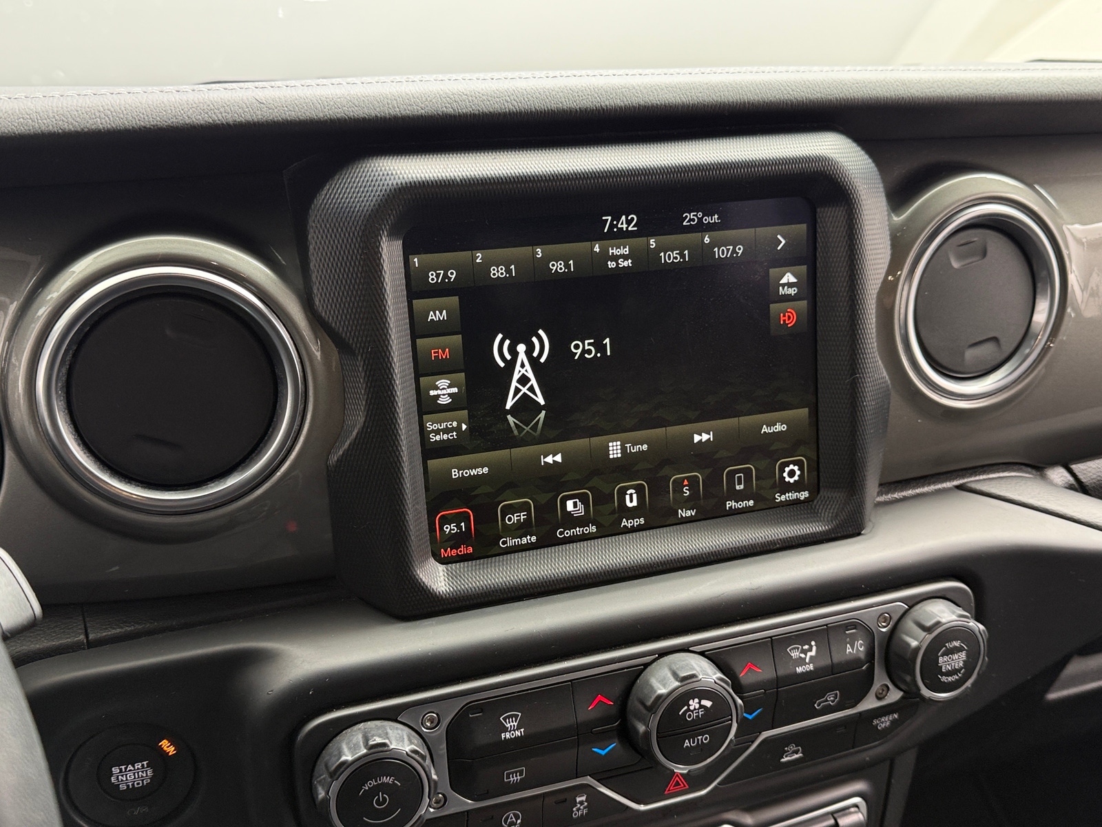 Thumbnail: 2023 Jeep Gladiator - 4