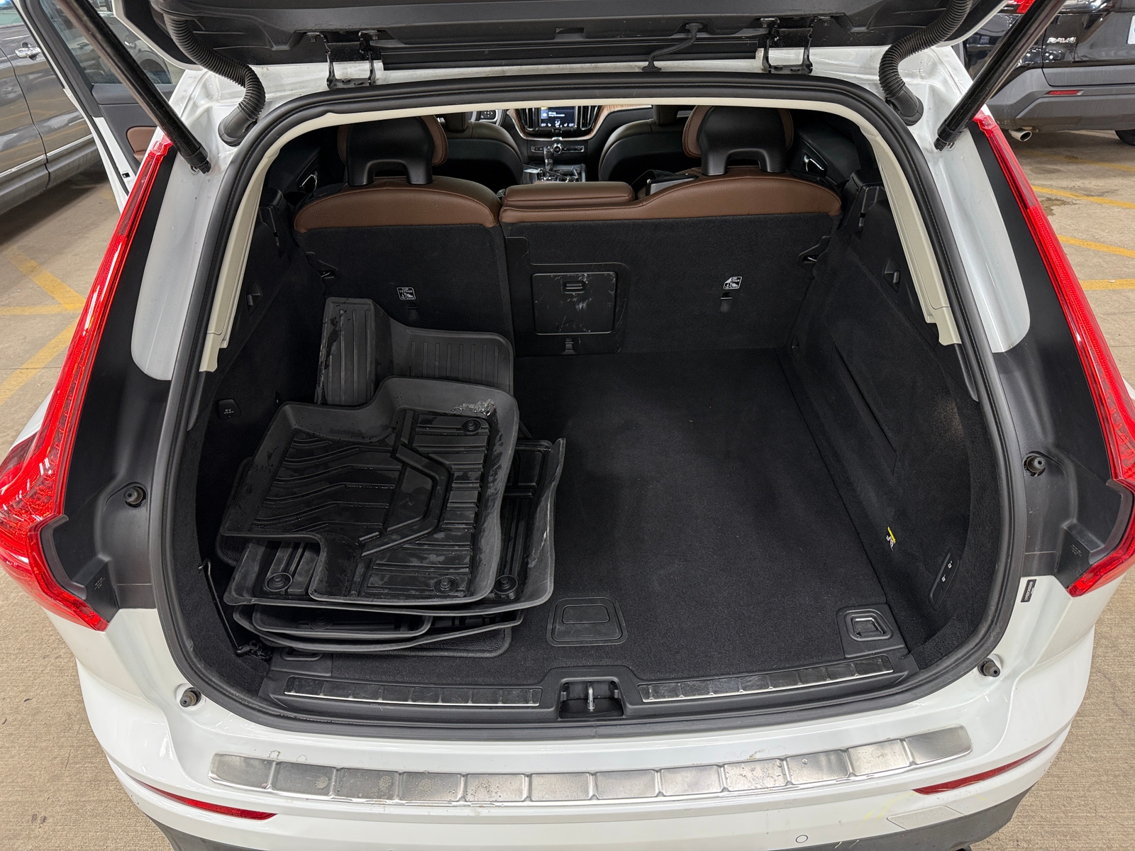 Thumbnail: 2019 Volvo XC60 - 6