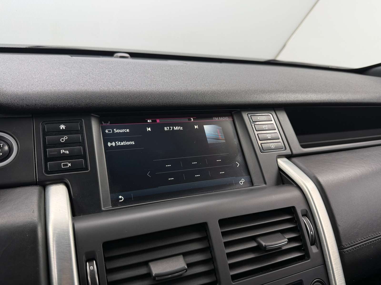 Thumbnail: 2019 Land Rover Discovery Sport - 3