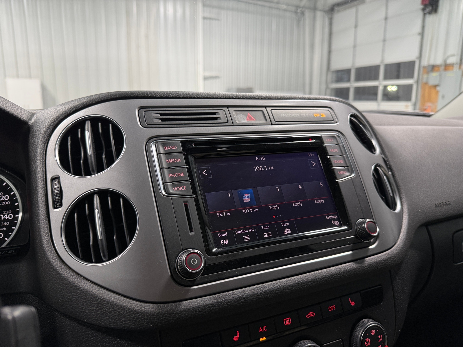 Thumbnail: 2017 Volkswagen Tiguan - 3