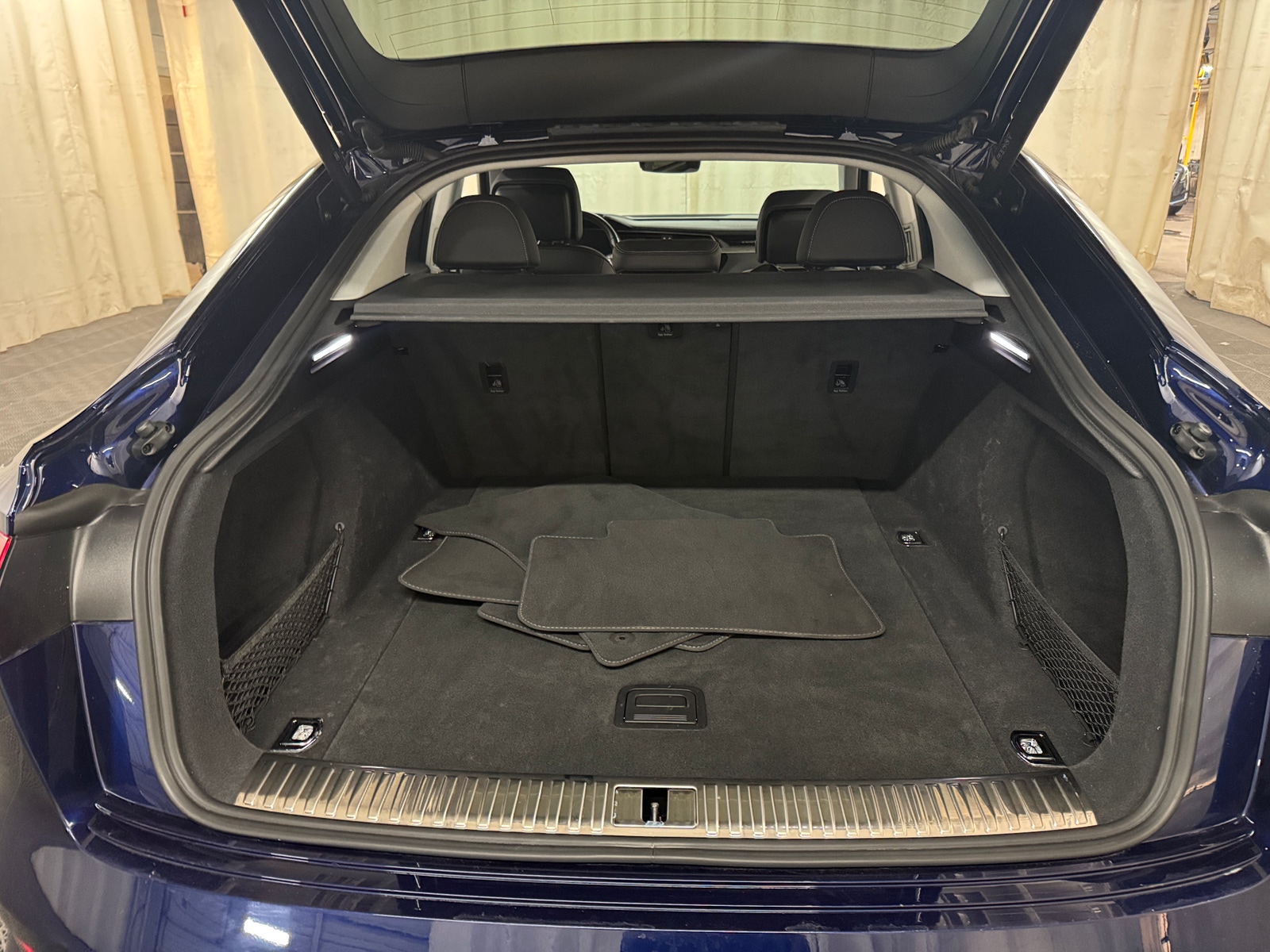 Thumbnail: 2022 Audi e-tron S - 6