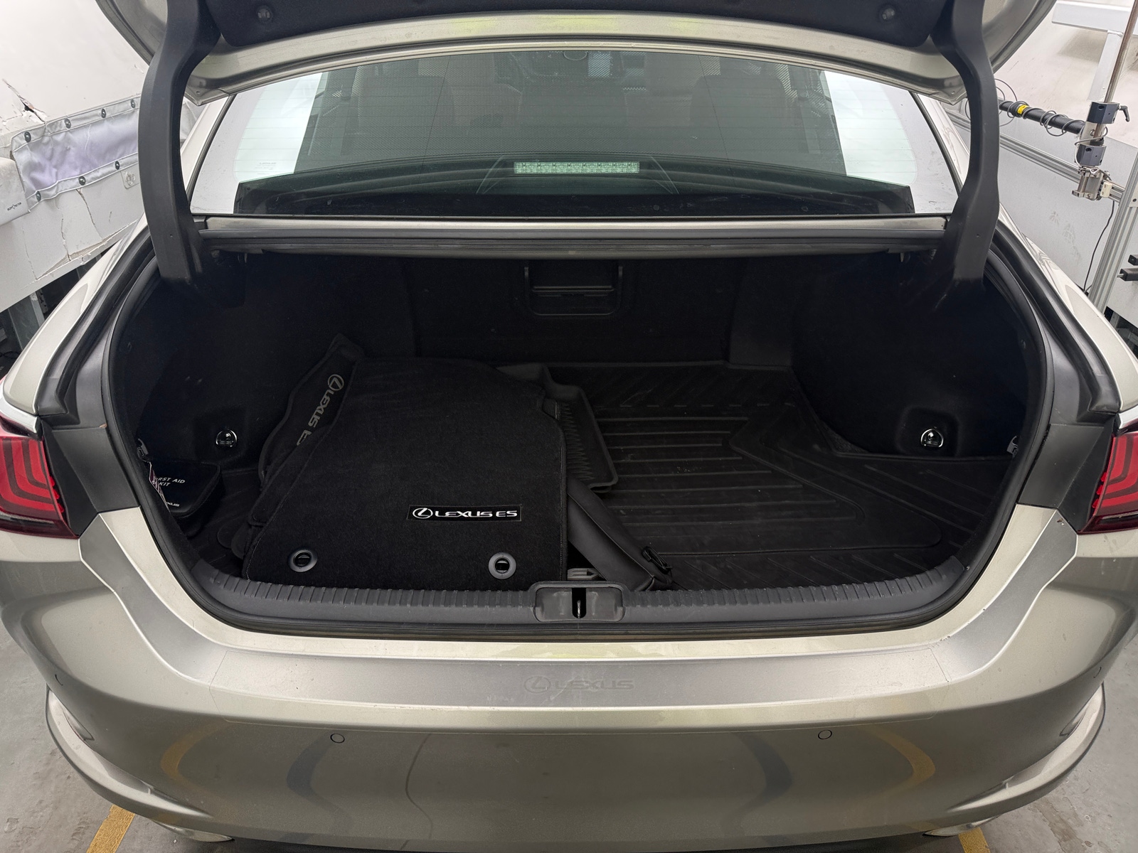 Thumbnail: 2020 Lexus ES - 6