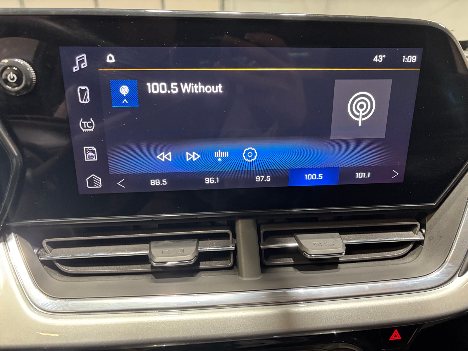 Thumbnail: 2025 Chevrolet Trax - 4