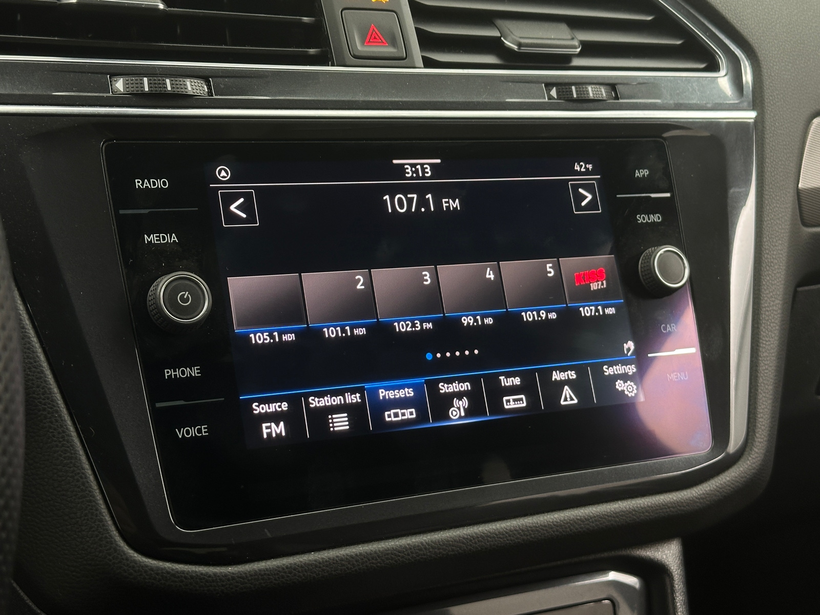 Thumbnail: 2022 Volkswagen Tiguan - 3