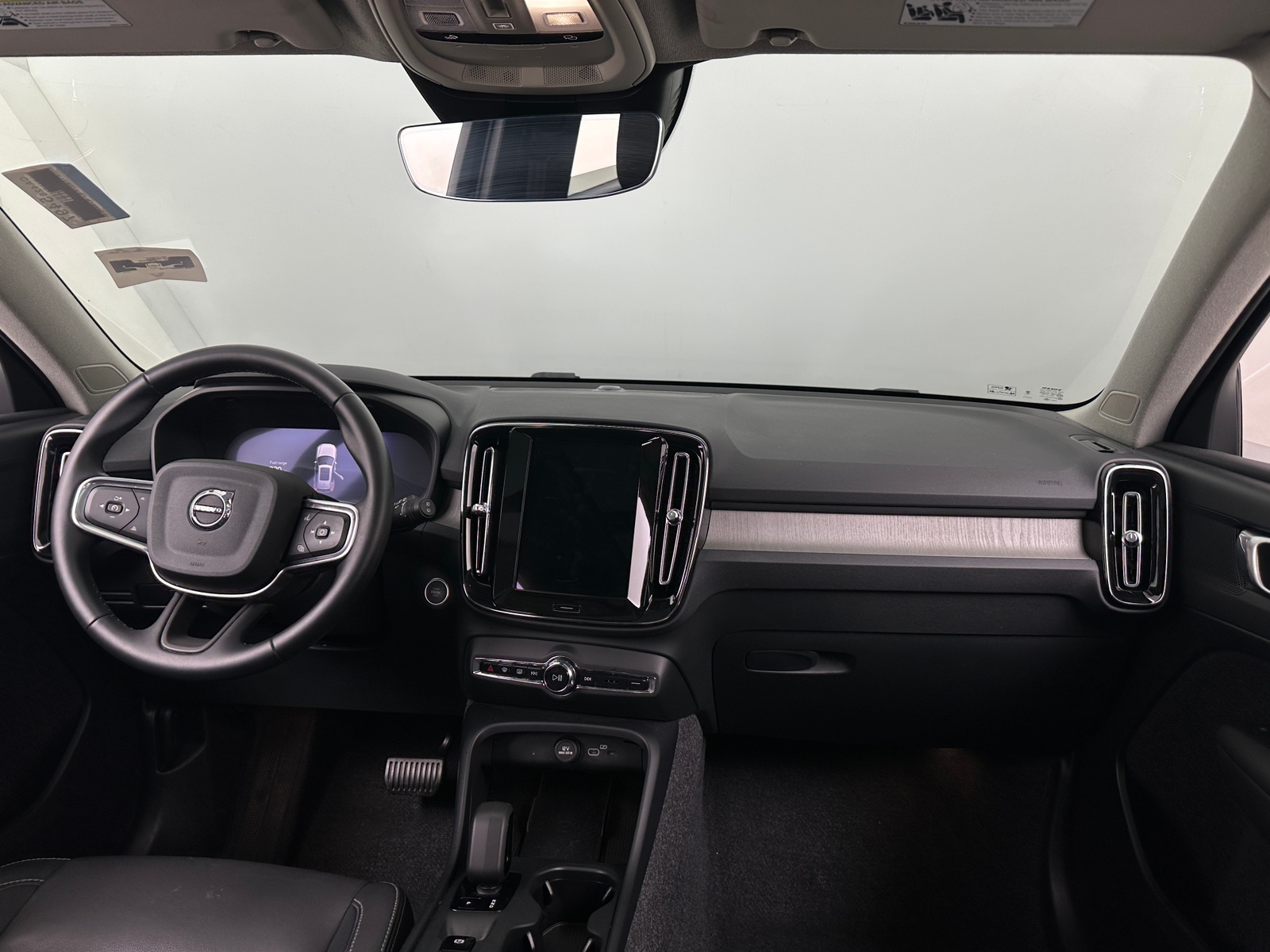 Thumbnail: 2025 Volvo XC40 - 3