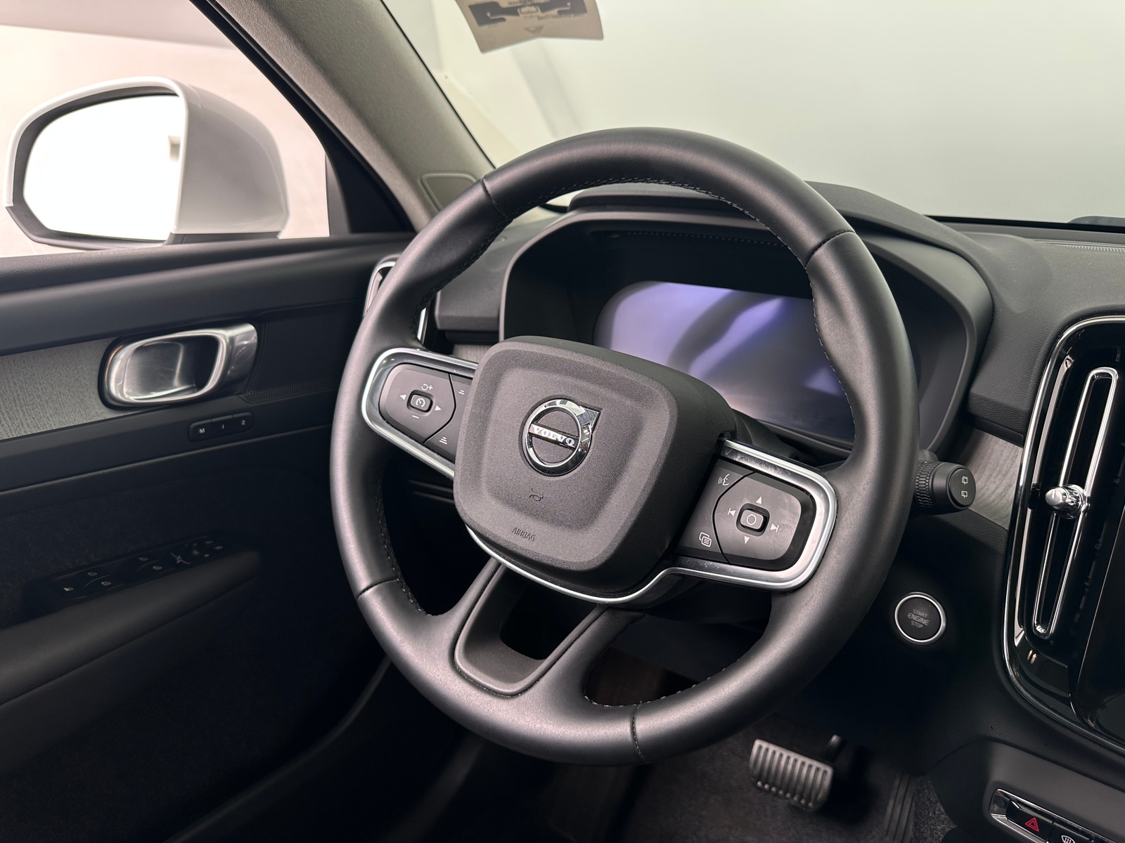 Thumbnail: 2025 Volvo XC40 - 5