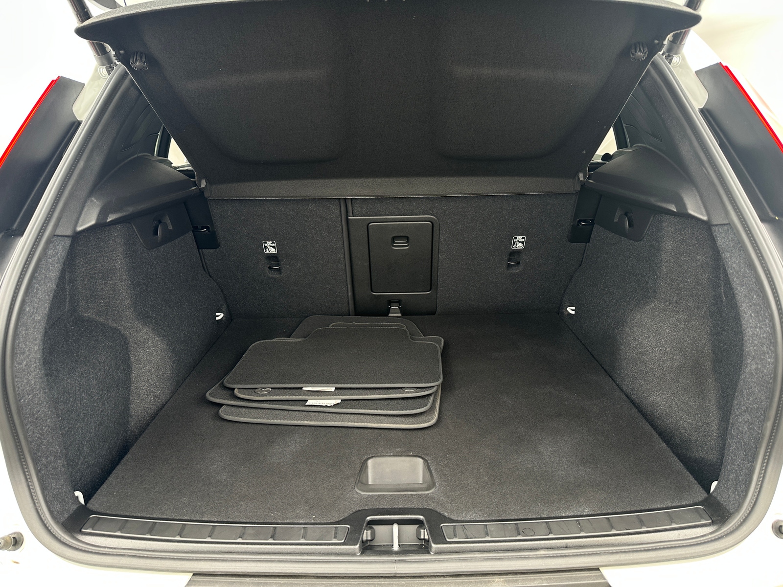 Thumbnail: 2025 Volvo XC40 - 7