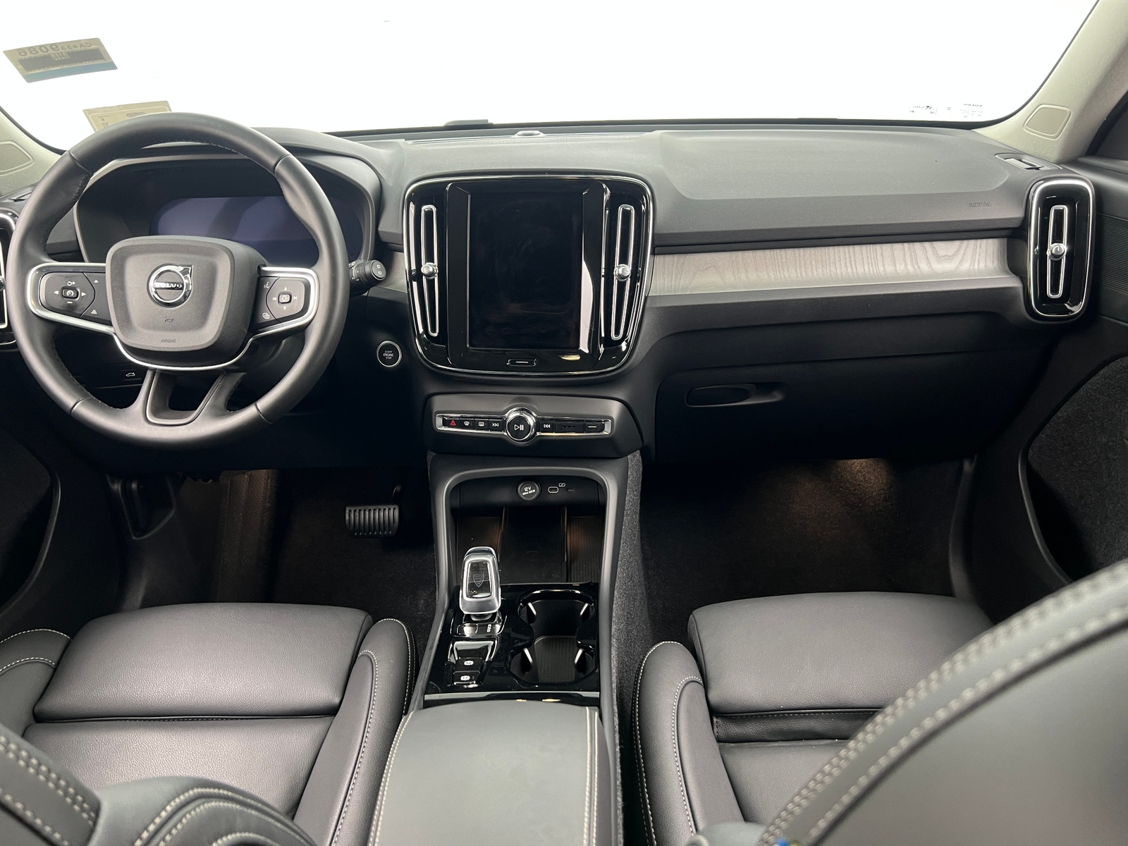 Thumbnail: 2025 Volvo XC40 - 2