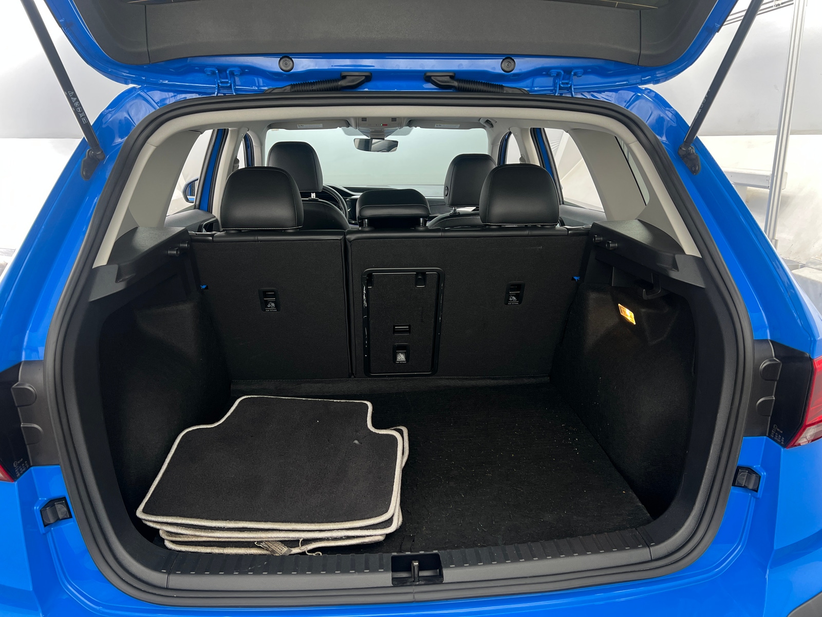 Thumbnail: 2023 Volkswagen Taos - 6