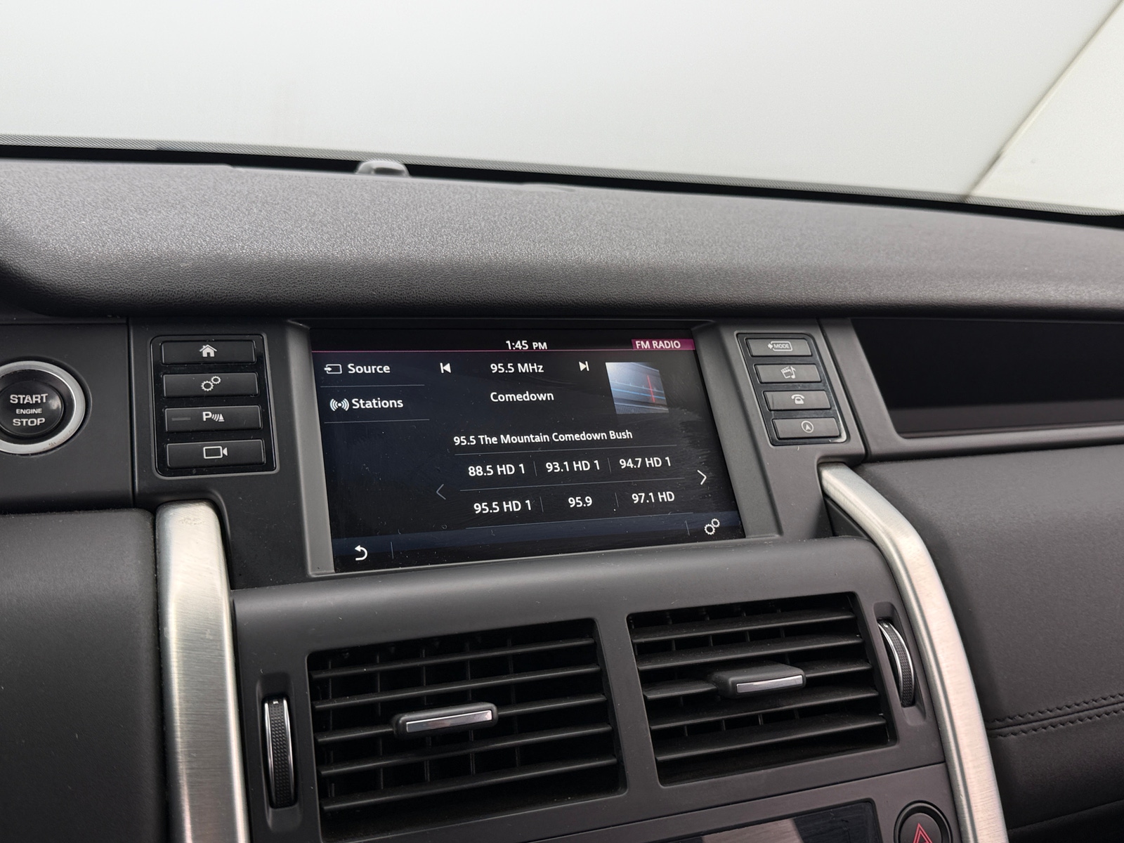 Thumbnail: 2016 Land Rover Discovery Sport - 3