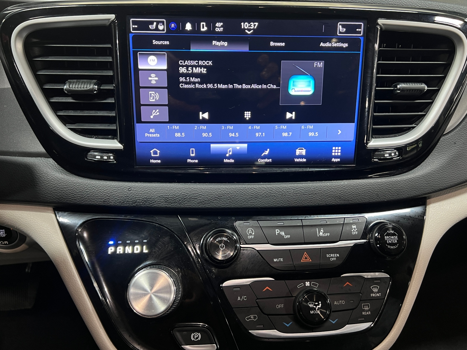 Thumbnail: 2023 Chrysler Pacifica - 3