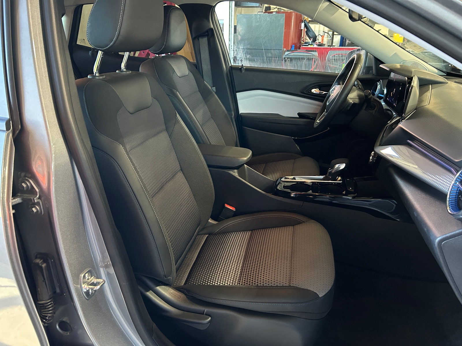 Thumbnail: 2025 Chevrolet Trax - 2