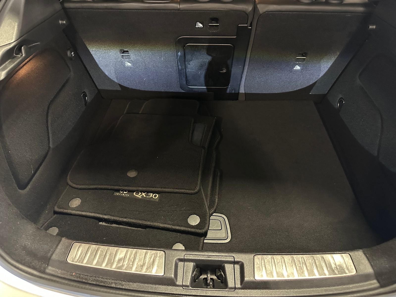 Thumbnail: 2018 INFINITI QX30 - 6