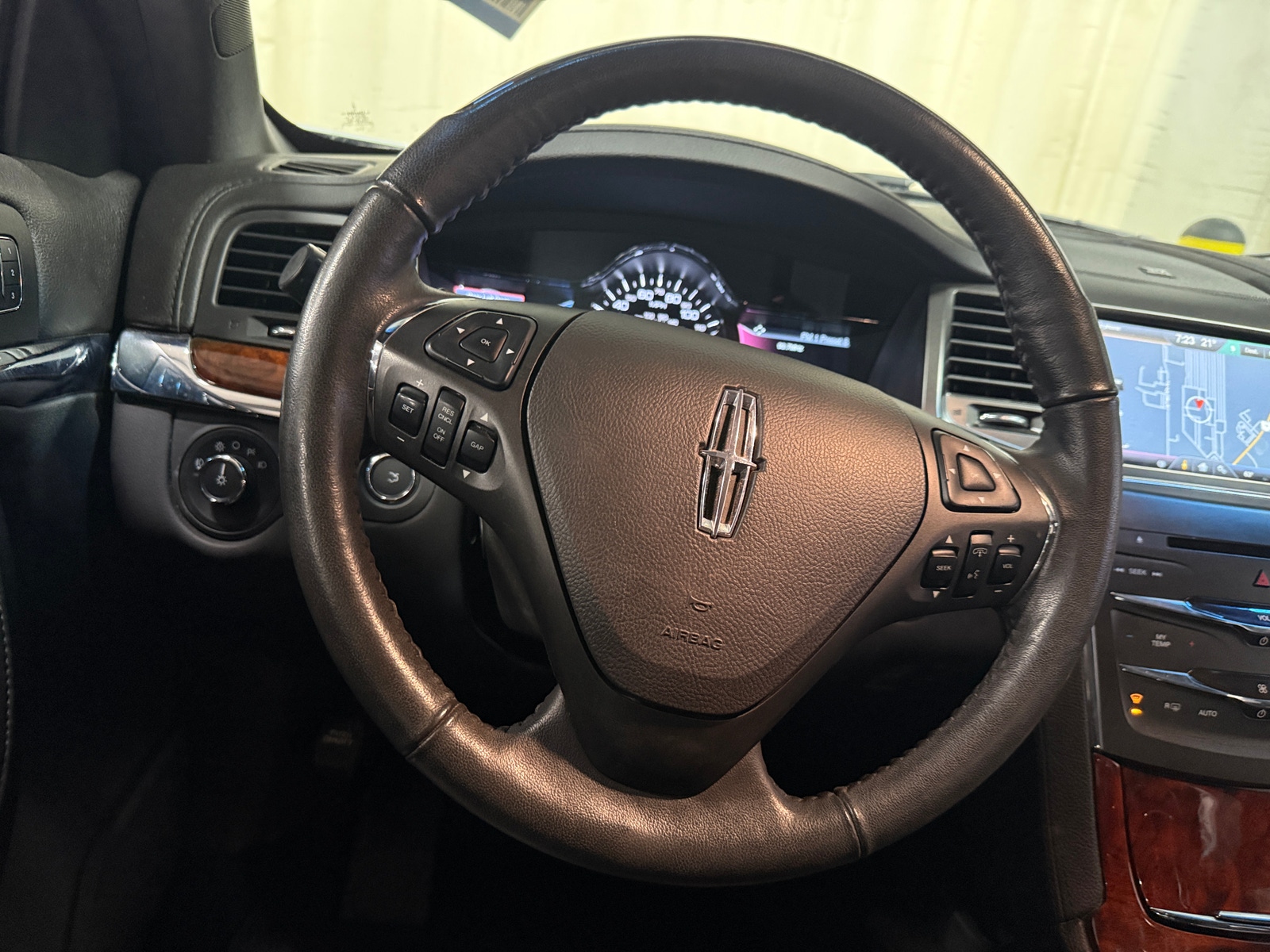 Thumbnail: 2015 Lincoln MKS - 4