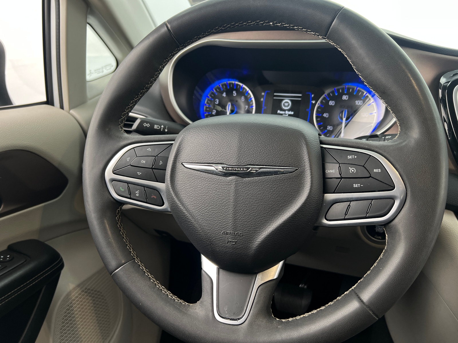 Thumbnail: 2023 Chrysler Voyager - 5