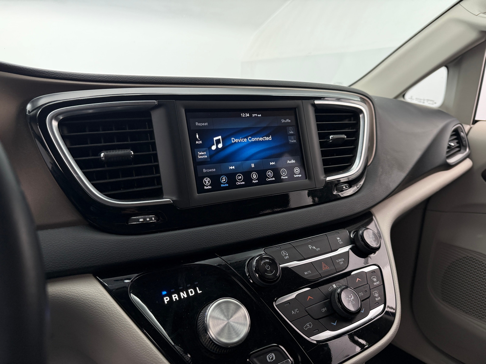 Thumbnail: 2018 Chrysler Pacifica - 3