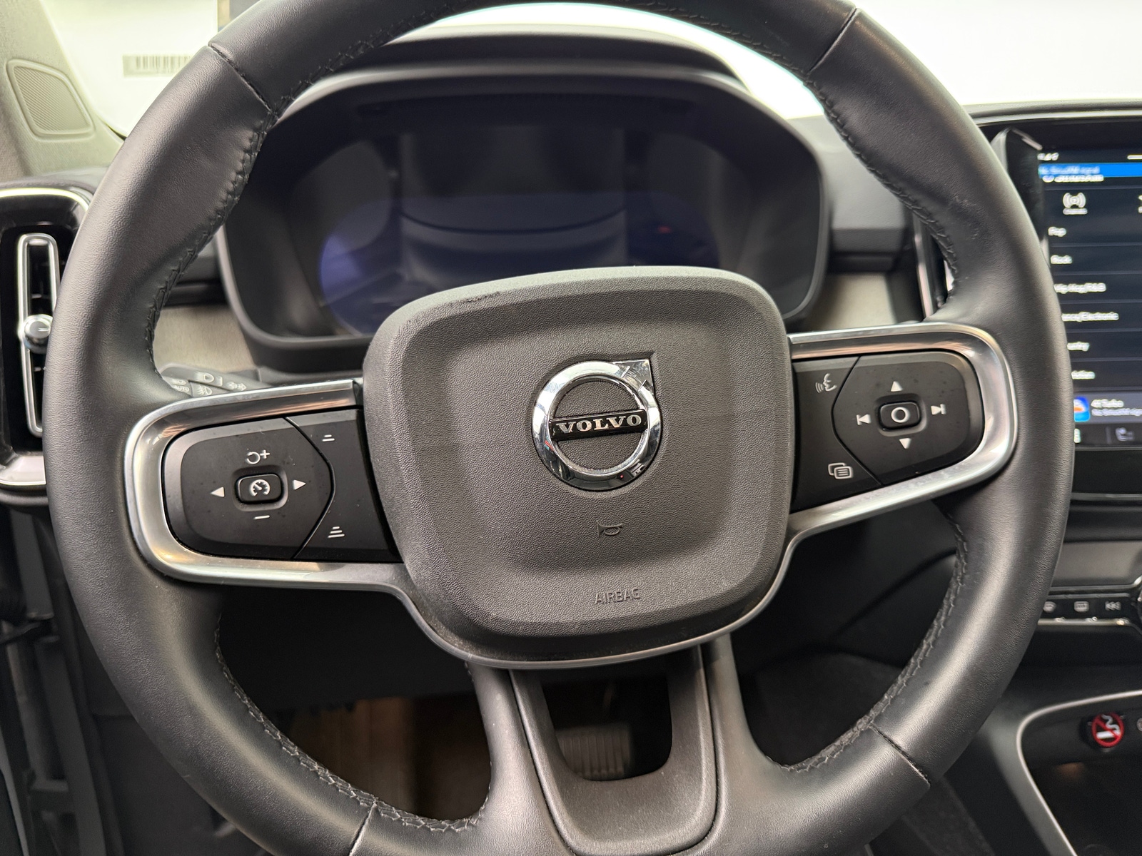 Thumbnail: 2025 Volvo XC40 - 4