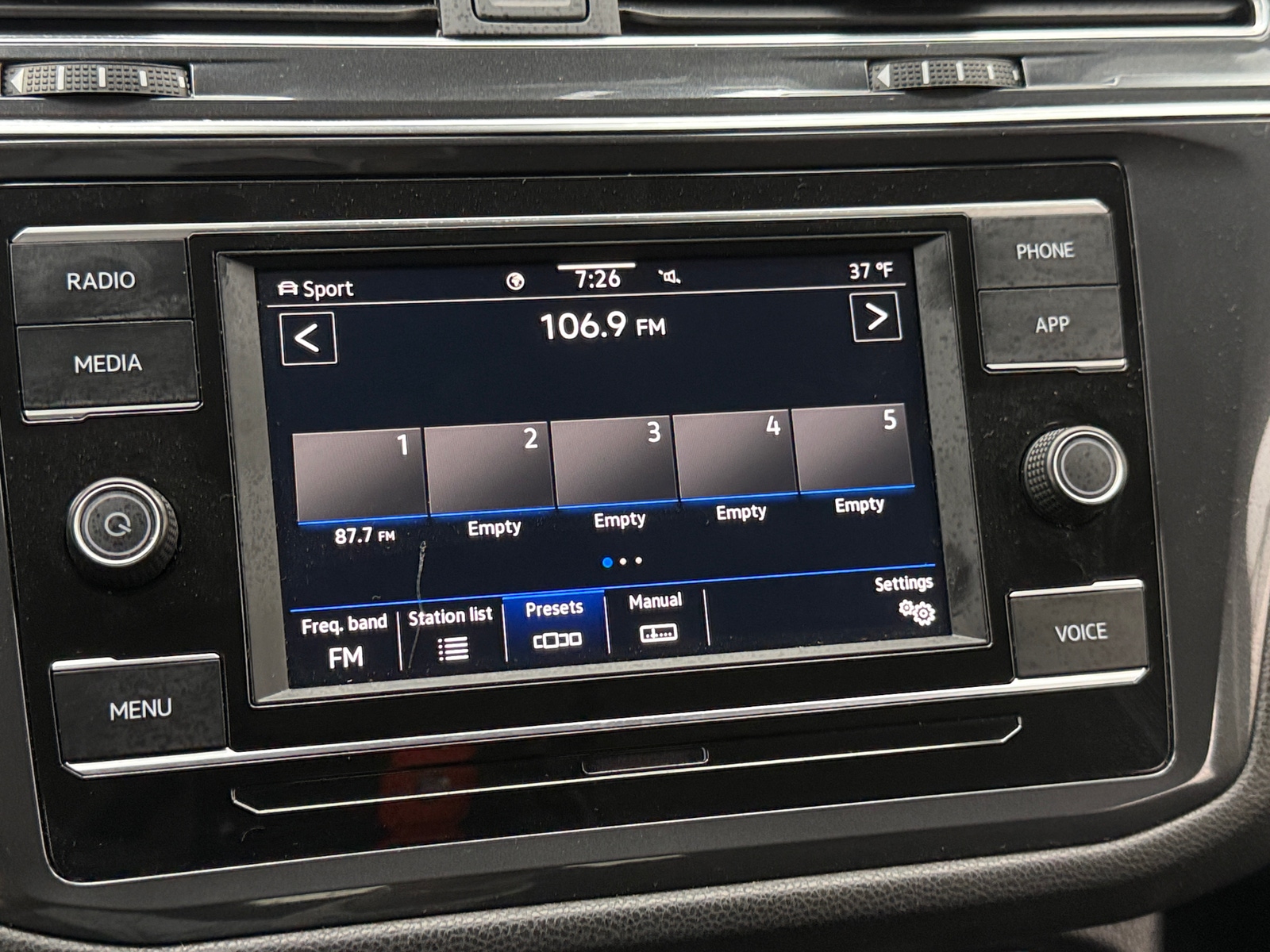 Thumbnail: 2023 Volkswagen Tiguan - 4