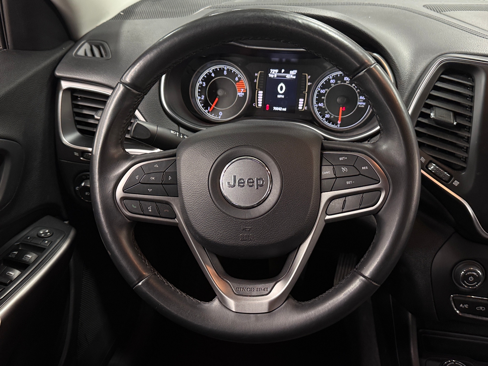 Thumbnail: 2019 Jeep Cherokee - 5