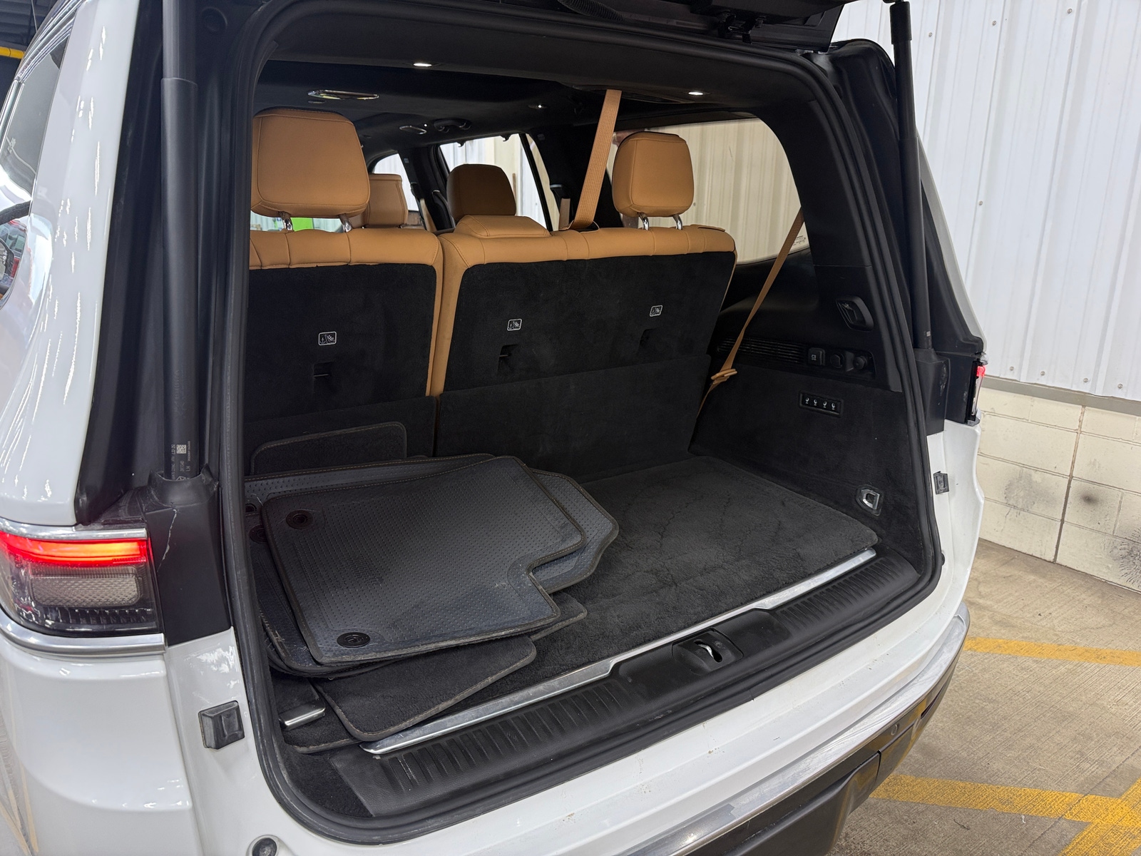 Thumbnail: 2022 Jeep Grand Wagoneer - 6